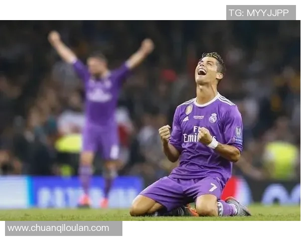 欧冠赛场惊现奇葩瞬间球迷闯入抢夺C罗球衣引热议